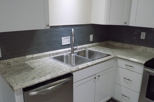 Foto del edificio - Lovely Two Bedroom Bungalow in Belmont!