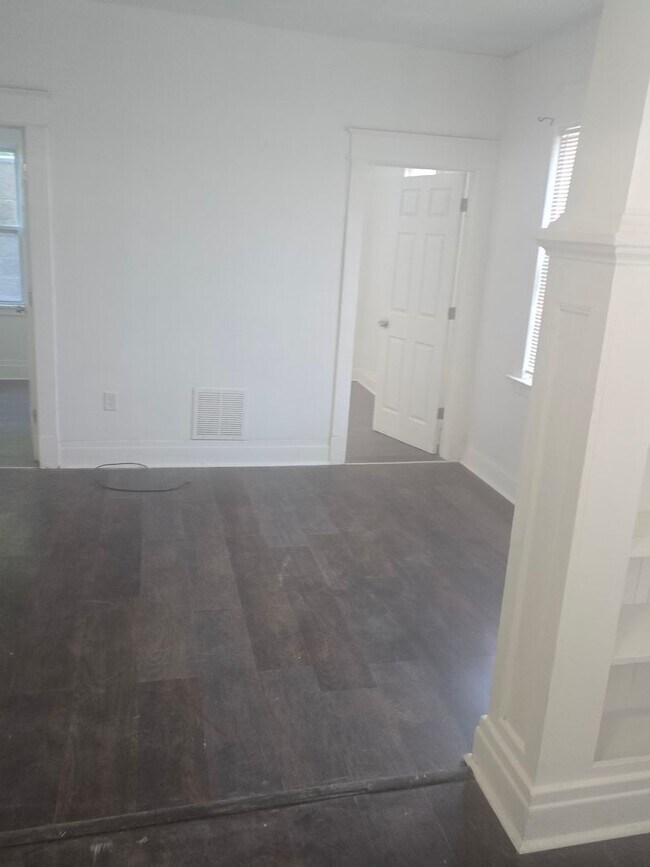 Foto del edificio - Three Bed 1 Bath Apartment for Rent!