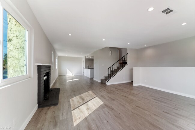 Building Photo - 3 br, 2.5 bath Condo - 328 South Pomelo Av...