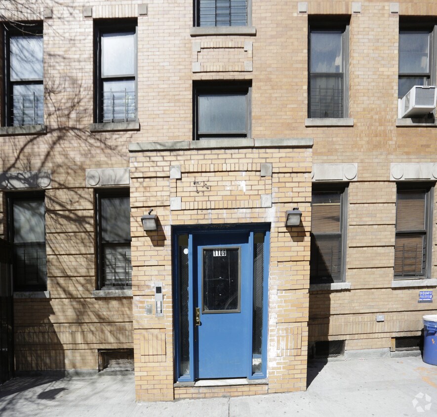 Building Photo - 1109 Findlay Ave