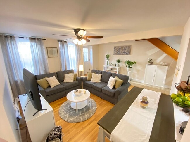 South Boston 2bed / 1bath with laundry in unit. - South Boston 2bed / 1bath with laundry in unit. Apartment