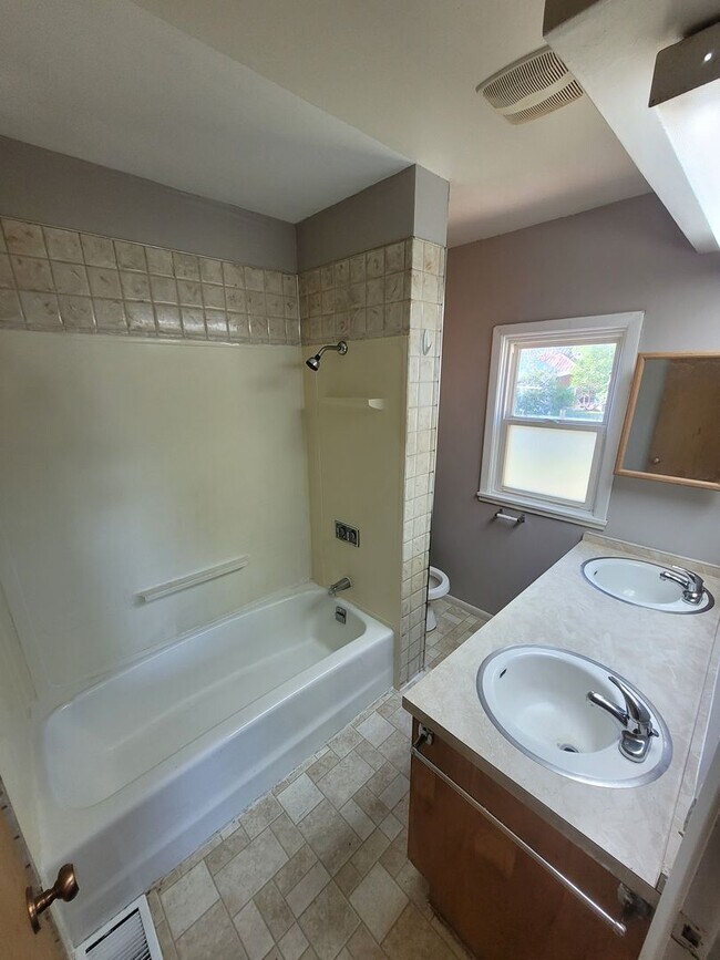Building Photo - 2 bed, 1 bath house
