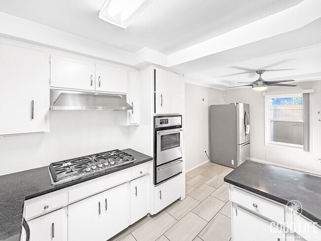 Foto del edificio - Stunning 2BD/2BA W/ Updated Kitchen, A/C, and Reserved Parking in La Mesa!