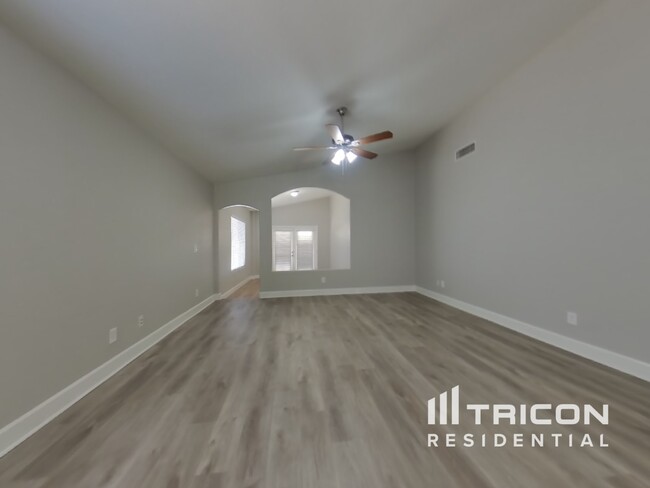 Foto del edificio - 13438 W Port Royale Ln