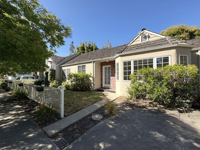 Foto del edificio - Charming Updated 4BR Home on Prime Corner ...