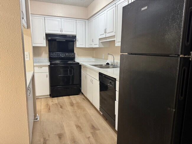 Foto del edificio - 1379 Sylvan Dr