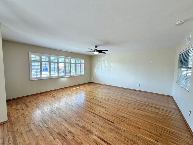 Building Photo - College View Estates Home - Spacious, Bright, and Beautiful Living