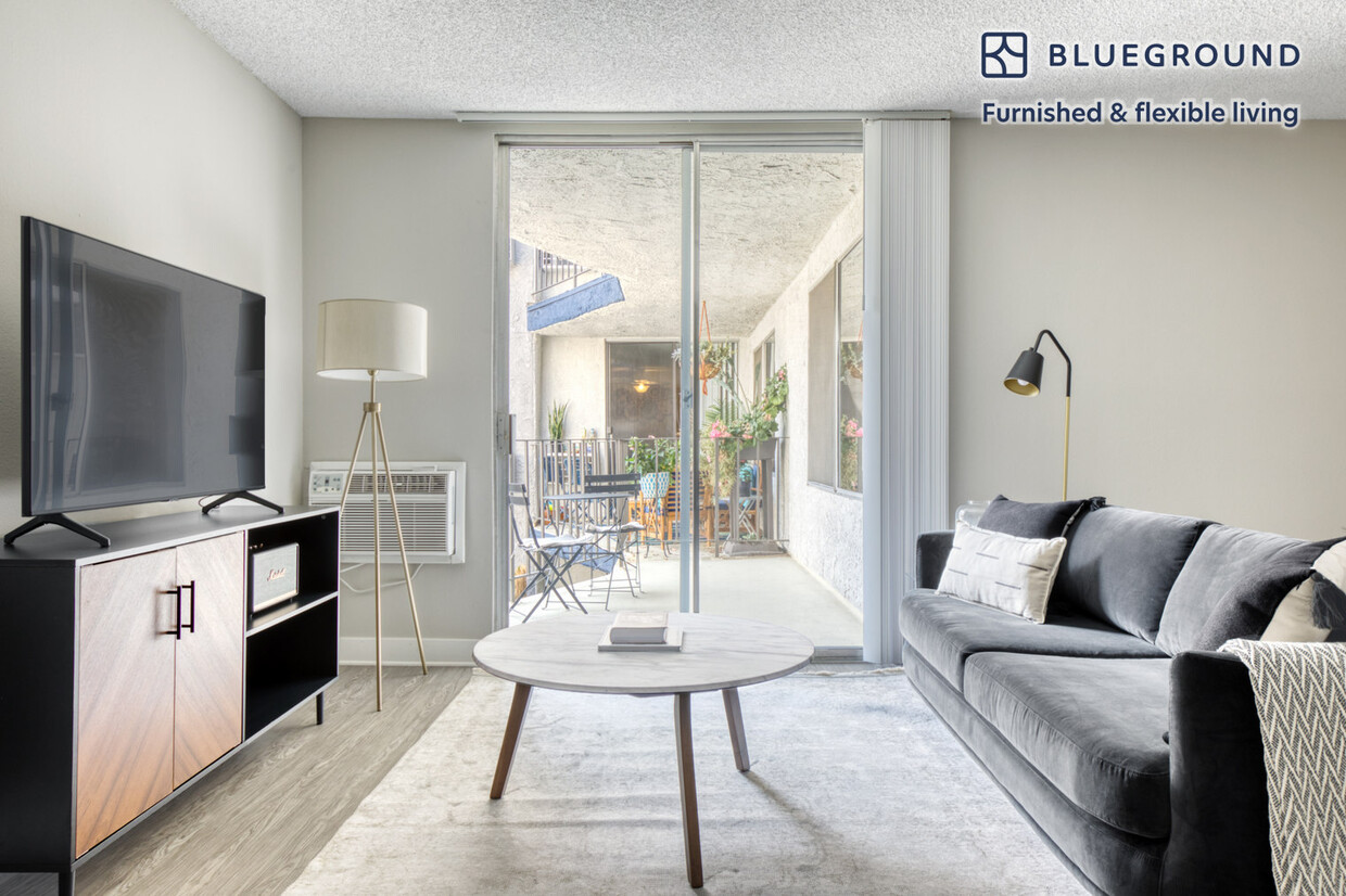 Foto principal - 700 N W Knoll Dr