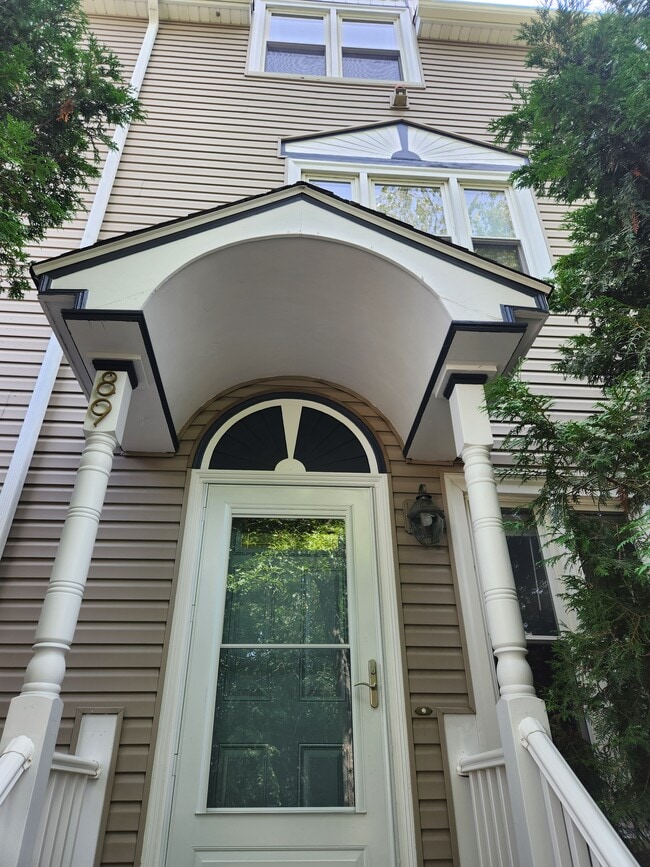 Building Photo - 89 Evergreen St