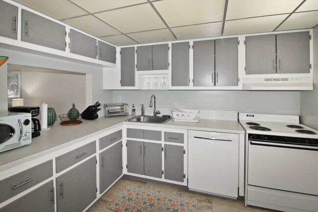 Building Photo - Puritan Arms Annual Condo for Rent