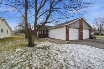 Building Photo - 9412 Vista Park Dr