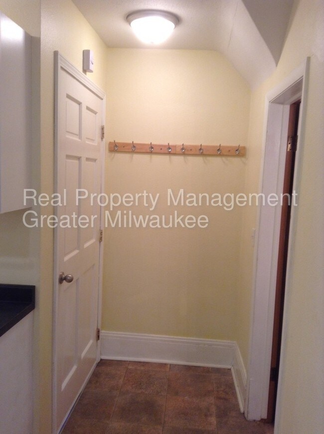 Building Photo - Updated Private Entry Upper Duplex