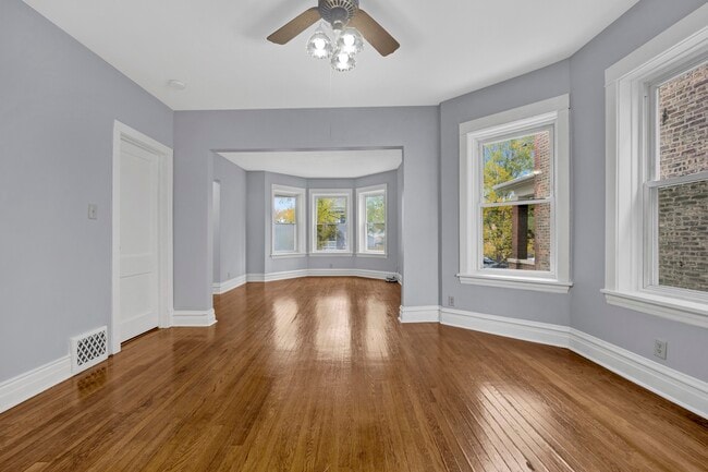 Foto del edificio - 5015 W Montrose Ave