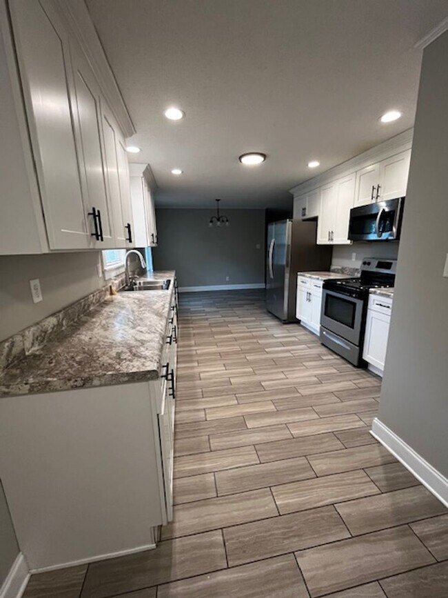 Building Photo - Updated 3 bed 2 bath house with yard and b...
