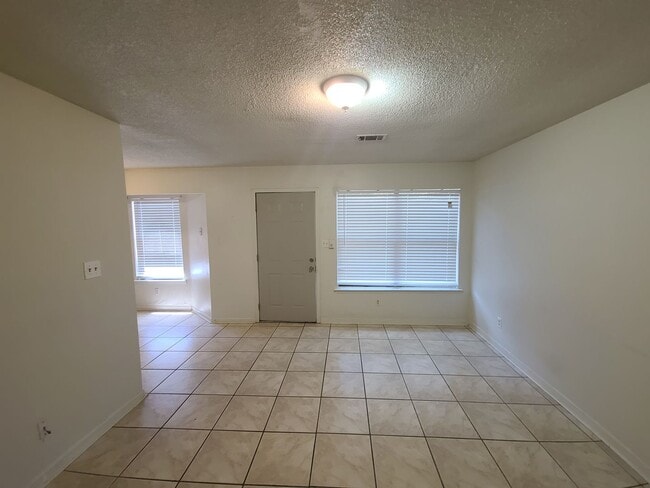 Building Photo - 2 Bedroom 1 Bath in Milton Available for Rent!