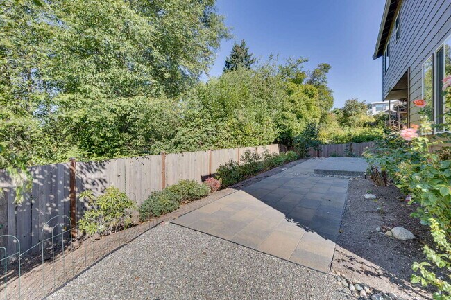 Building Photo - Stunning & Spacious Lynnwood Rental Available Now!