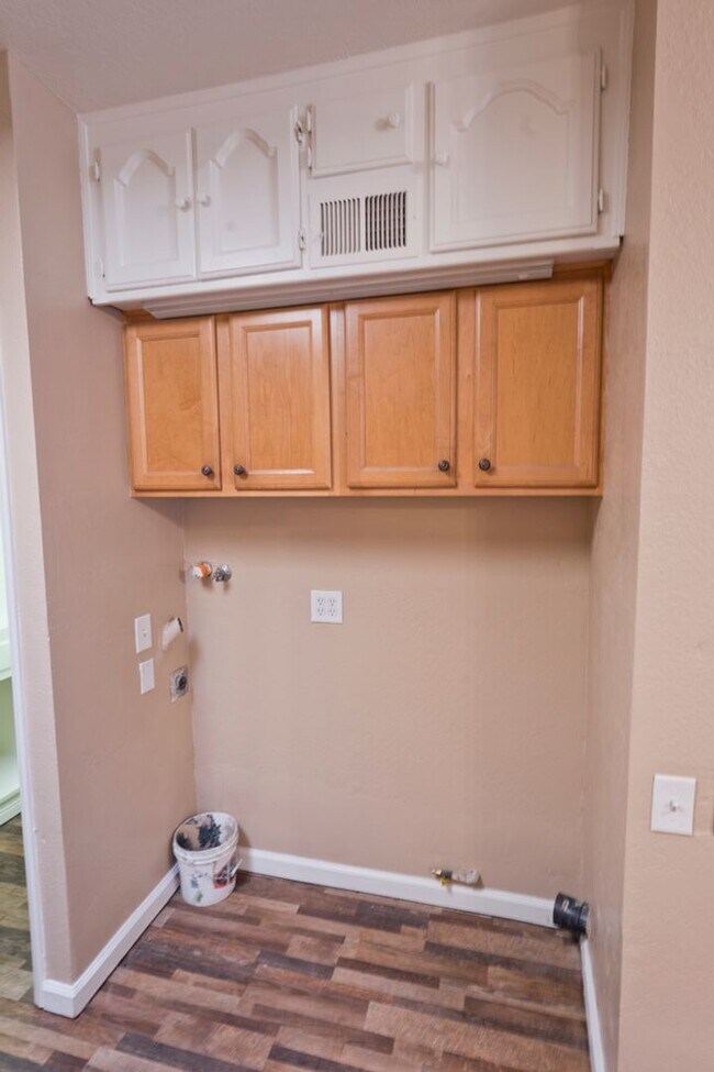 Building Photo - SW-2 bedroom- 1.5bath with 2 car garage Condo