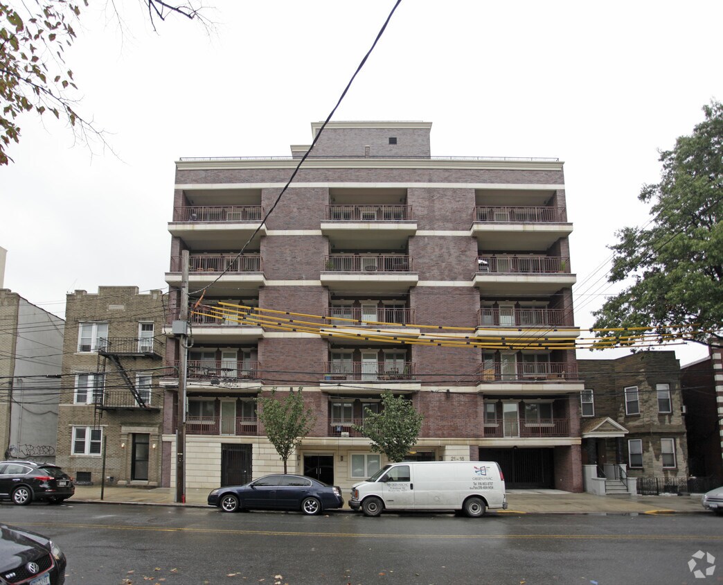Foto principal - 21-16 31st Ave