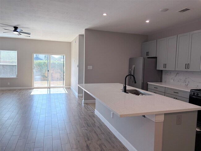 Foto del edificio - 10910 Woodwind Shadows Dr