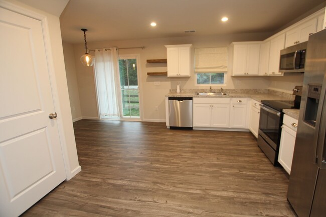 Foto del edificio - Easy living in this immaculate town home. ...