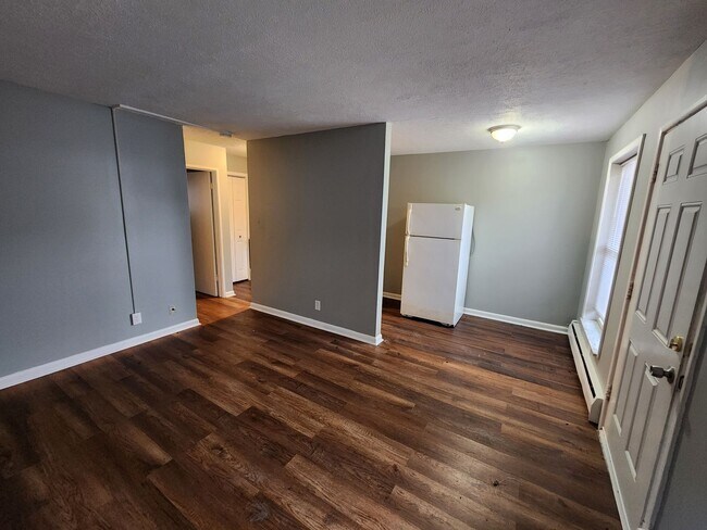Foto del edificio - Spacious 1 bedroom 1 bath units located right off Dixie Highway just north of Lower Hunters
