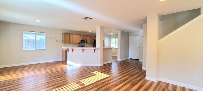 Building Photo - BEAUTIFULLY MAINTAINED SINGLE FAMILY HOME ...