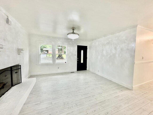 Building Photo - 2401 Woodleaf Dr