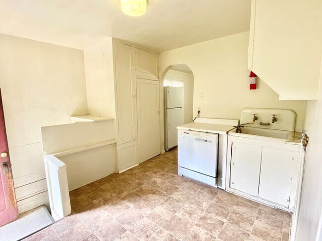 Building Photo - Fabulous 3 Bedroom 1 Bath Vintage Home in ...