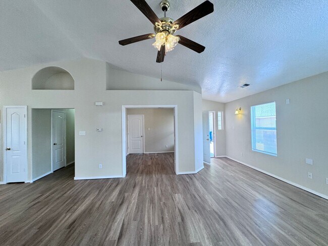 Foto del edificio - 3 bed 2 bath home in Los Lunas