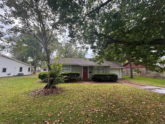 Building Photo - 331 Oak Dr