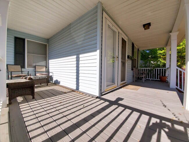 Front Porch - 17 N Clark Ave