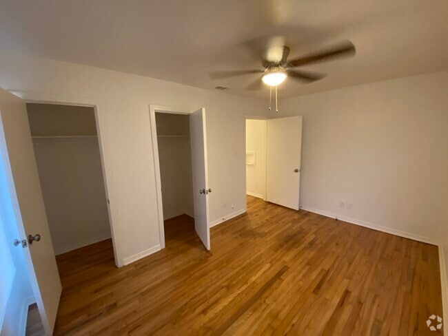 Building Photo - 2047 Farola Dr