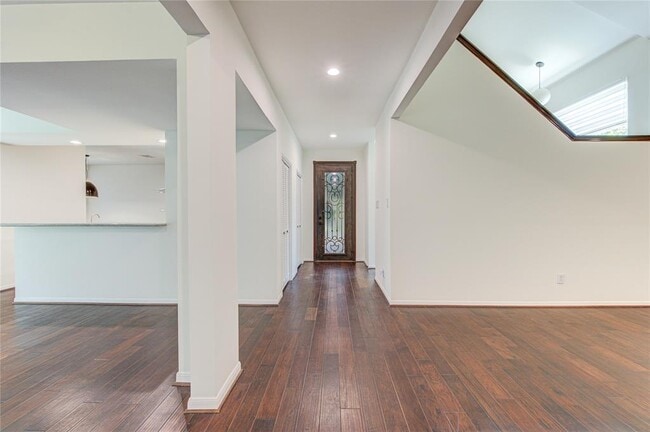 Building Photo - 2106 Shadybriar Dr