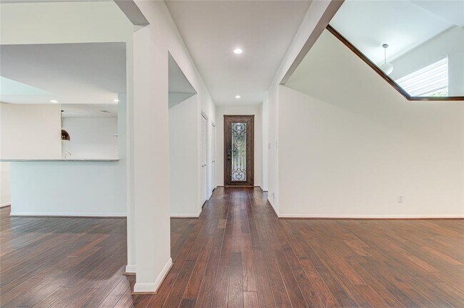 Foto del edificio - 2106 Shadybriar Dr
