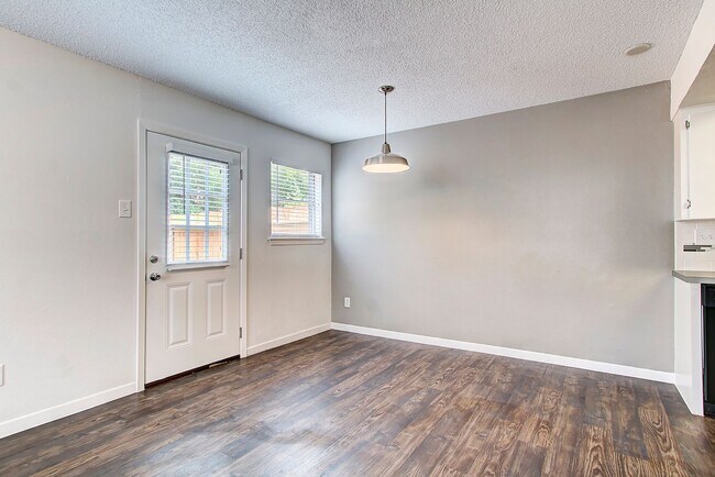 Building Photo - 1906 Hearthstone #103