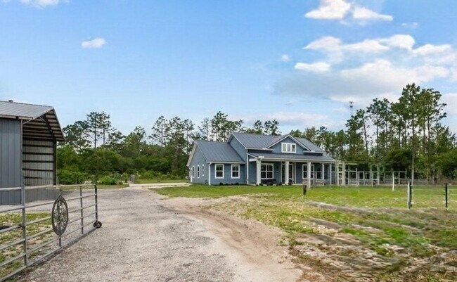 Foto del edificio - Gated 10-Acre Luxury Retreat with 40x60 Shop & Barn!