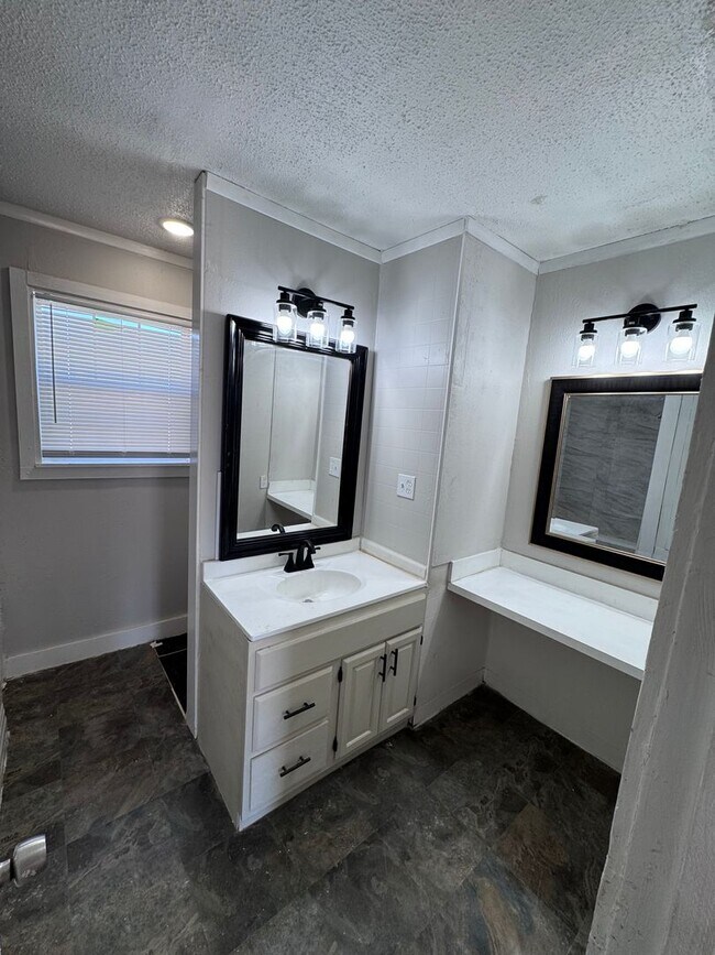 Foto del edificio - Just off 50th and I-27/ Newly Renovated-MOVE IN SPECIAL!!
