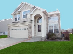 Building Photo - 2800 E Bridleway Ct