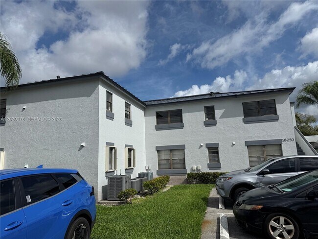Foto del edificio - 18250 Mediterranean Blvd