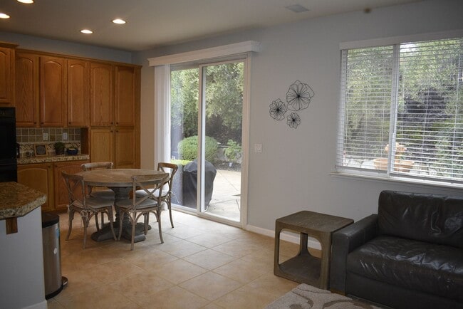 Building Photo - 960 Glennfinnan Way