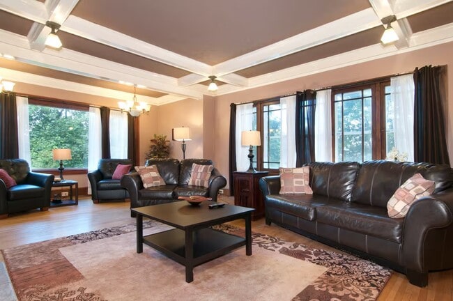 Building Photo - 621 Kenwood Pky