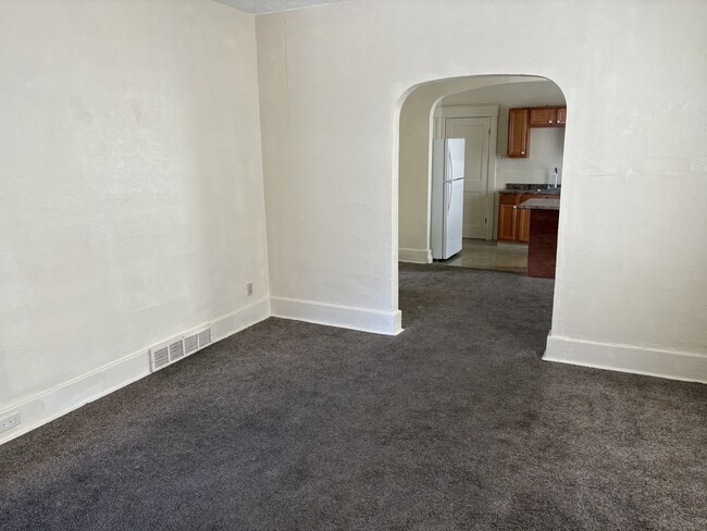 Building Photo - 806 Hess Ave