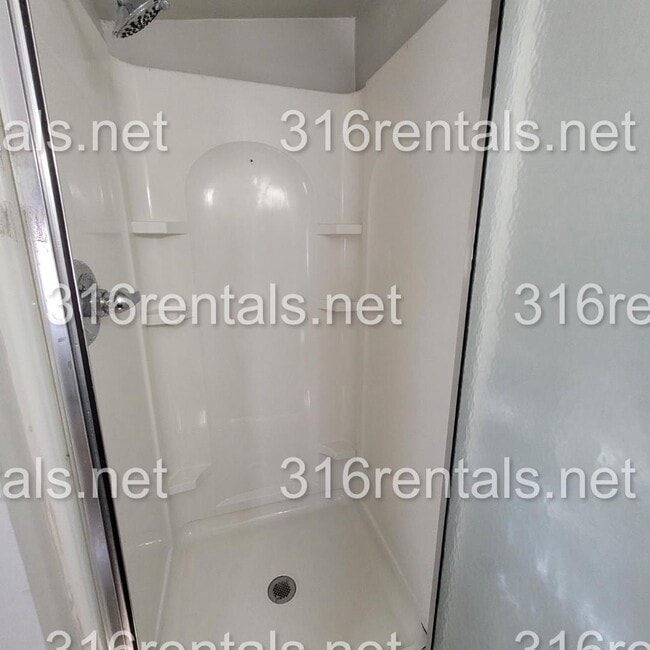 Building Photo - $825 - 2 bed 1 bath - Single Family Home