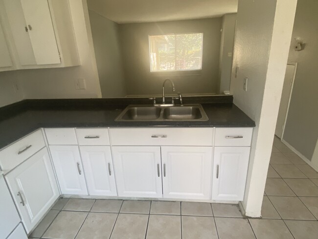 Building Photo - 357 S Maple Ave
