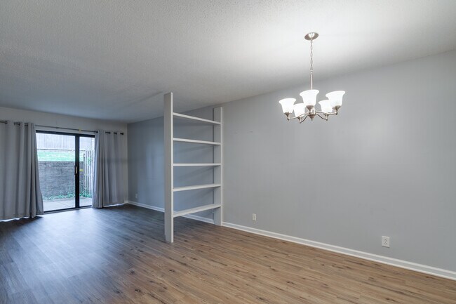 Foto del edificio - 1859 Poplar Woods Cir W