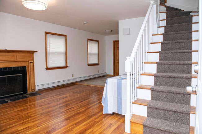 Building Photo - 557 Linden Ave