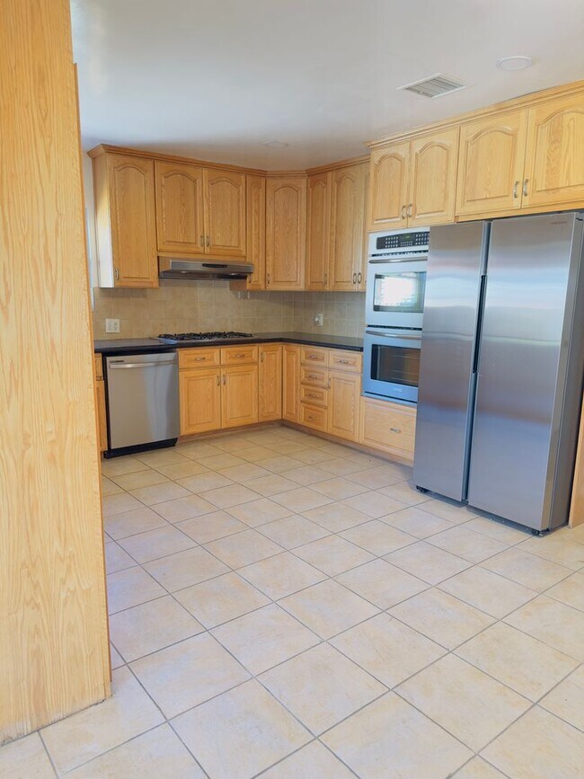 Foto del edificio - 3-Bedroom Home with Paid Solar & Bonus Outdoor Space in Northridge