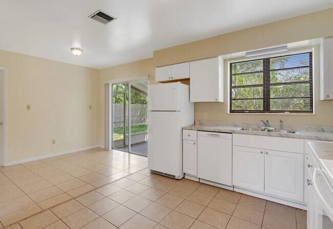 Foto del edificio - 2/2 w/ office & Flex Space Lakewood Park Home!