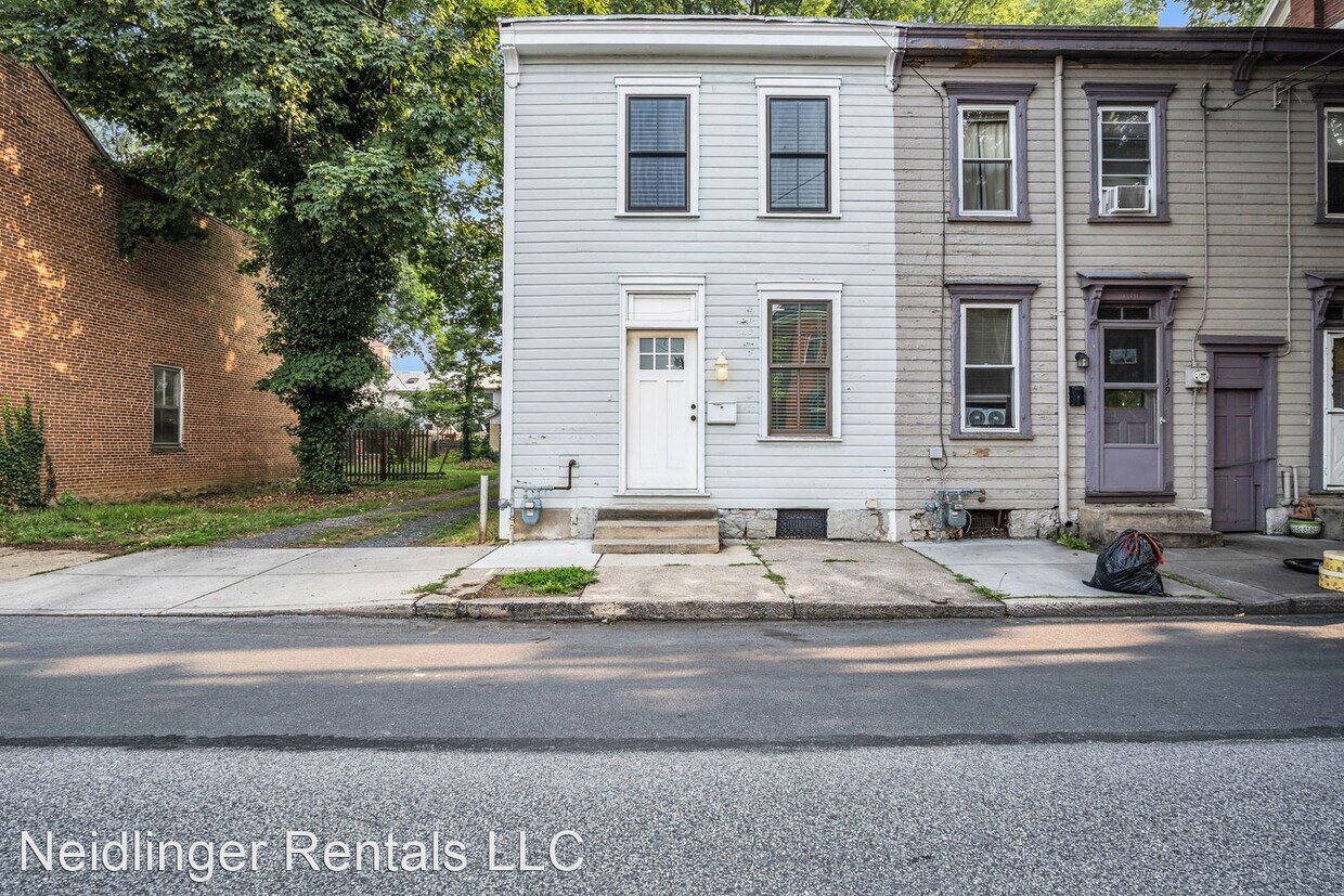 Primary Photo - 3 br, 2.5 bath House - 137 E Pomfret Street