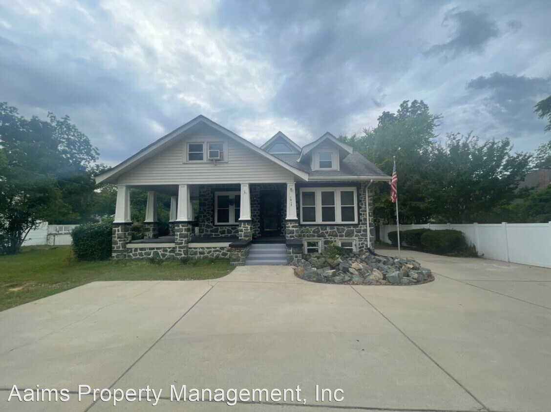 3 br, 2.5 bath House 1913 Road House Rental in Fayetteville, NC